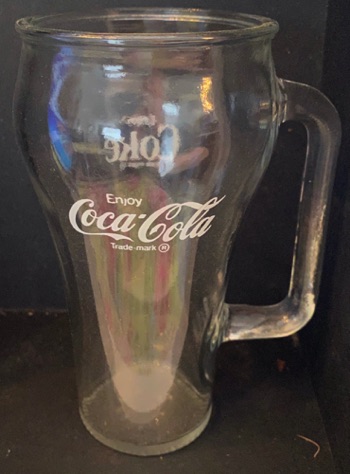 308086-1 € 8,00 coca cola glas met handvat witte letters D8 H 16,5 cm.jpeg